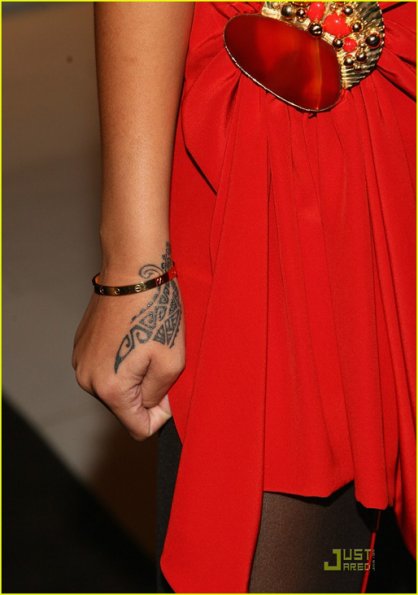 rihanna-tetovani-tribal-1